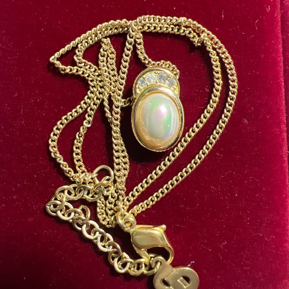 Elegant Gold and Opal Necklace - Picture 1 of 10